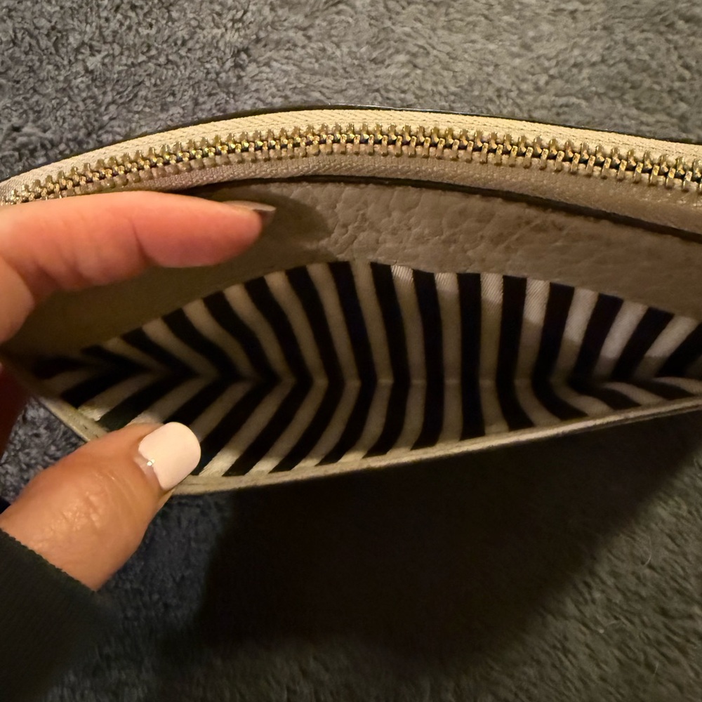 Kate Spade Taupe Pebbled Leather zip around Wallet - Picture 3 of 9